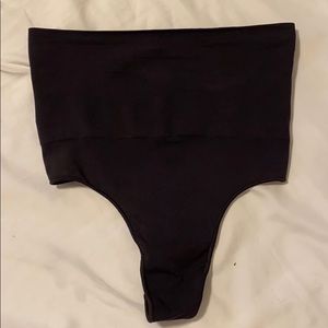 SKIMS - onyx thong core control thong (Never Worn)